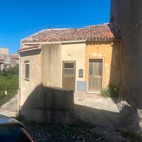 Casa con cortile, Santa Vittoria