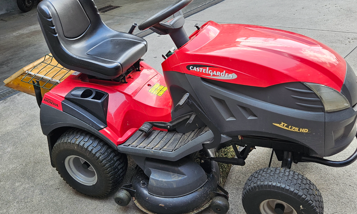 Trattorino tagliaerba idrostatico