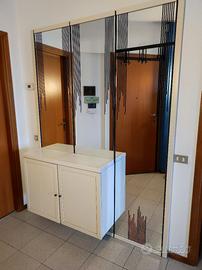 Mobile da ingresso con specchio