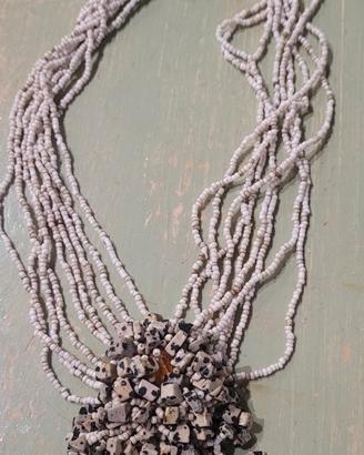 collana con  perline e pietre dalmata