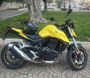 Honda hornet 750 anno 2023 pochissimi km