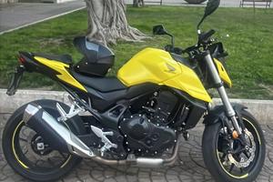Honda hornet 750 anno 2023 pochissimi km