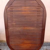 Tavolo da giardino con sedie.