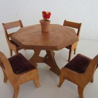 Tavola da pranzo, 4 sedie in miniatura