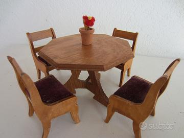 Tavola da pranzo, 4 sedie in miniatura