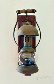 Antica lampa a olio , ottone e legno da esterno