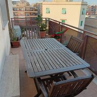 tavolo da giardino in legno e tre sedie