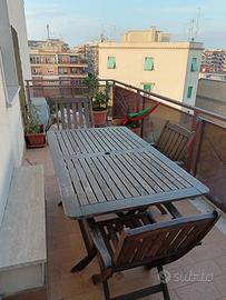 tavolo da giardino in legno e tre sedie