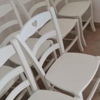 8 sedie bianche con dettaglio cuore