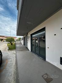 Locale commerciale a Mattine su strada