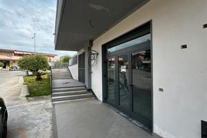 Locale commerciale a Mattine su strada