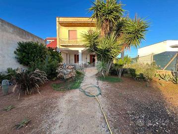 Casa indipendente con giardino interno