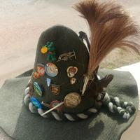 cappello alpino in feltro con pennacchio tirolese