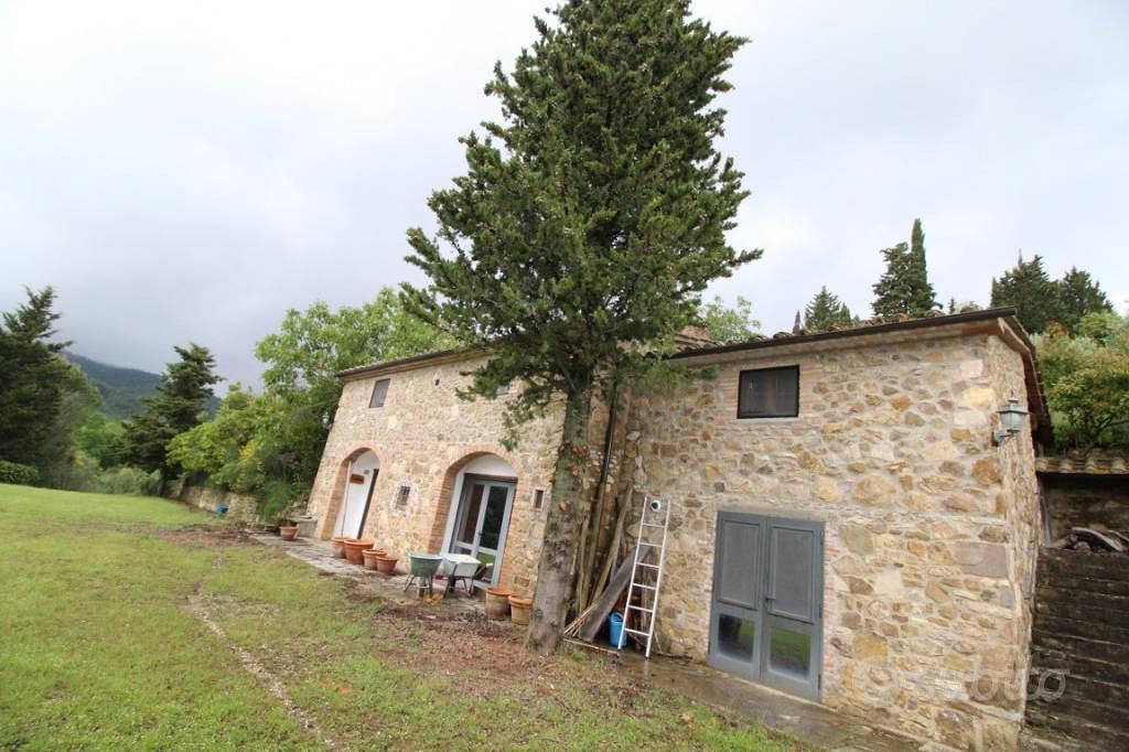 Rustico / Casale di 20500 m² con più di 5 locali a - Altro