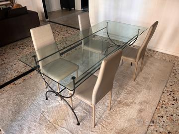 Tavolo in vetro con sedie