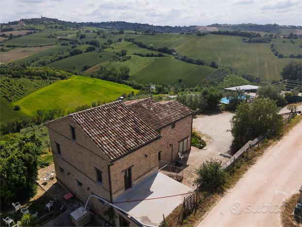 STUPENDO CASOLARE IMMERSO NEL VERDE con TERRENO