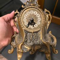 Orologio da tavolo in ottone lucido stile barocco