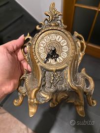 Orologio da tavolo in ottone lucido stile barocco