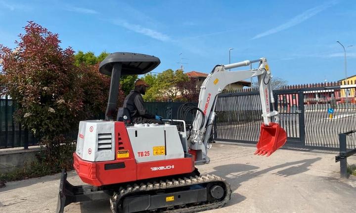 E141 Mini escavatore 24 q.li Takeuchi TB25