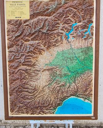 cartina geografica in rilievo. Rico Florance   
