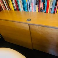 Mobile a scoparto con combinazione di chiusura