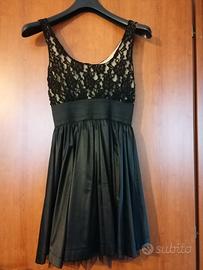 Abito nero con corpetto in pizzo 