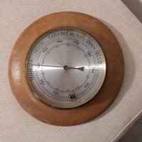 Antico barometro e scatola 