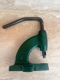 Punzonatore per calzolai