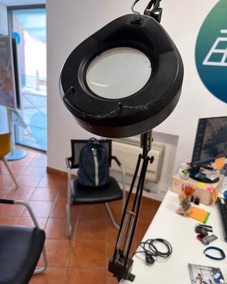 Lampada con lente ingrandimento