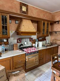 Cucina in legno pieno completa
