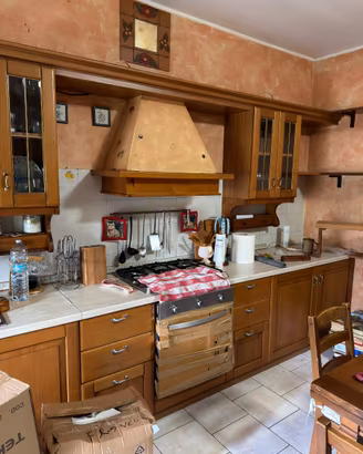 Cucina in legno pieno completa