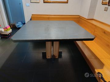 Tavolo di legno con ripiano in formica