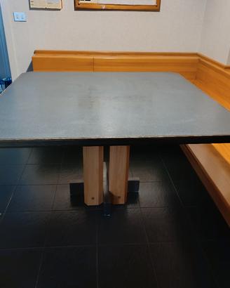 Tavolo di legno con ripiano in formica