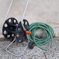 Carrello avvolgitubo e tubo da giardino 