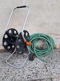 Carrello avvolgitubo e tubo da giardino 