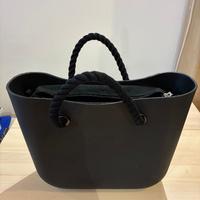 Borsa O bag nera con manici in corda e sacca