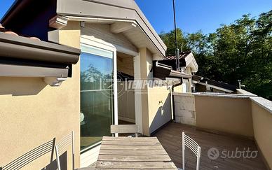 Appartamento su due livelli, ultimo piano, con ter