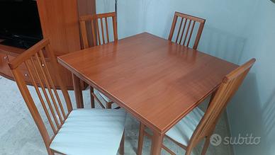 Tavolo con sedie 