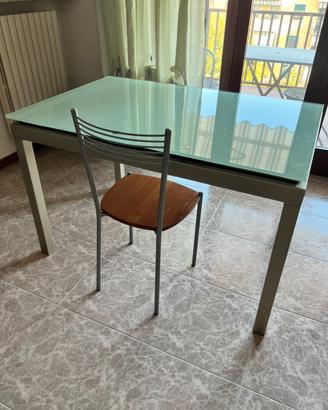 Tavolo da pranzo in vetro e acciaio allungabile
