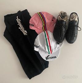 Pantaloncini, scarpe e cappellini