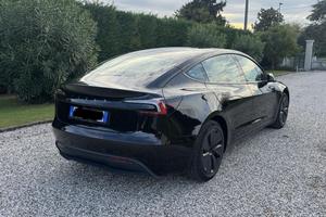 Tesla Model 3 nera