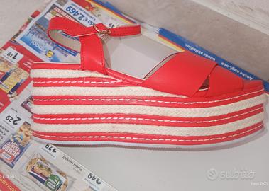 sandali con zeppa 