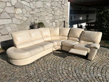 DIVANO ANGOLARE PELLE 3x2,5 + PUFF