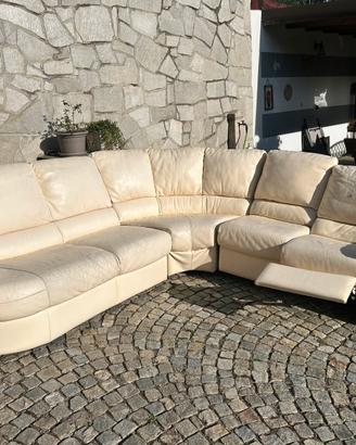 DIVANO ANGOLARE PELLE 3x2,5 + PUFF