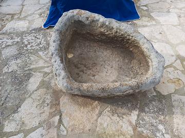Vasca antica in pietra asimmetrica rara