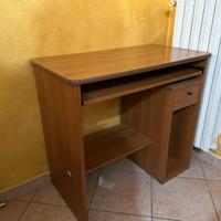 Scrivania con ripiano estraibile