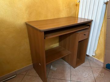 Scrivania con ripiano estraibile