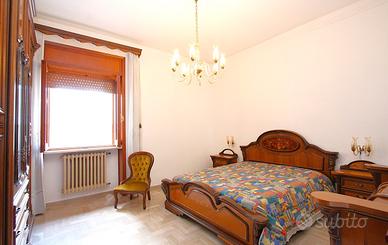 Ampia villa su strada principale