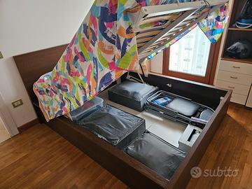 Letti, mobiletto tv e mobiletto bagno