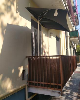 ombrellone (mezzo) IKEA da balcone con base cement